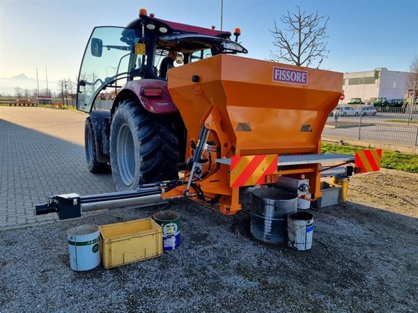 Grote foto kramer kalk strooier fissore tot maximaal 10 meter breed kalk strooien agrarisch kunstmestrooiers