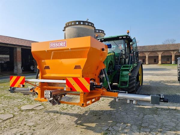 Grote foto kramer kalk strooier fissore tot maximaal 10 meter breed kalk strooien agrarisch kunstmestrooiers
