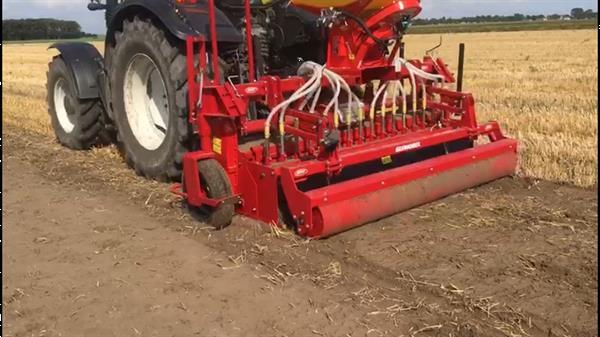 Grote foto grond bewerken zaaien geohobel ondiep grond bewerken agrarisch akkerbouw