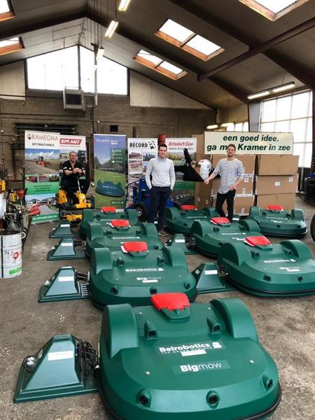 Grote foto diversen belrobotics robotmaaier nieuw en gebruikt bigmow parcmow voetbal rugby grasvelden 850 1050 tuin en terras handmaaiers