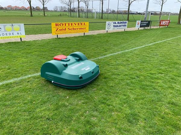 Grote foto diversen belrobotics robotmaaier nieuw en gebruikt bigmow parcmow voetbal rugby grasvelden 850 1050 tuin en terras handmaaiers