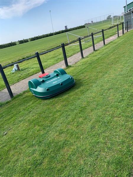 Grote foto diversen belrobotics robotmaaier nieuw en gebruikt bigmow parcmow voetbal rugby grasvelden 850 1050 tuin en terras handmaaiers