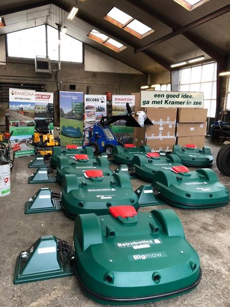 Grote foto diversen belrobotics robotmaaier nieuw en gebruikt bigmow parcmow voetbal rugby grasvelden 850 1050 tuin en terras handmaaiers