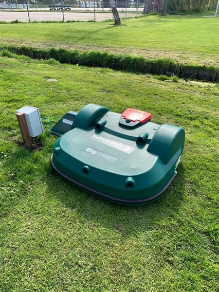 Grote foto diversen belrobotics robotmaaier nieuw en gebruikt bigmow parcmow voetbal rugby grasvelden 850 1050 tuin en terras handmaaiers