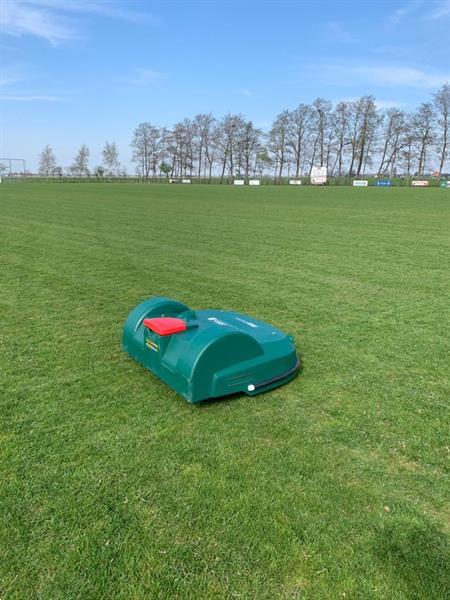 Grote foto diversen belrobotics robotmaaier nieuw en gebruikt bigmow parcmow voetbal rugby grasvelden 850 1050 tuin en terras handmaaiers