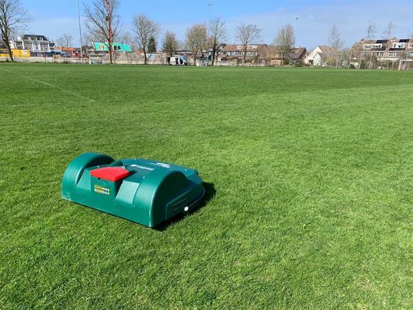 Grote foto diversen belrobotics robotmaaier nieuw en gebruikt bigmow parcmow voetbal rugby grasvelden 850 1050 tuin en terras handmaaiers