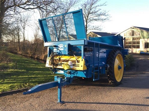 Grote foto bunning breedstrooier lowlander breedstrooier compost compact agrarisch strooiers