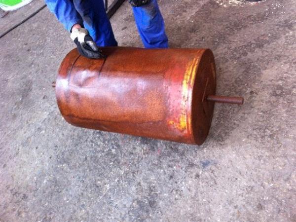 Grote foto old metal barkruk gemaakt van gebruikte metalen agrische onderdelen agrarisch algemeen