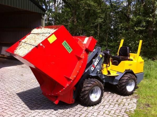 Grote foto skovbo stroverdeler straw blower strohverteiler agrarisch algemeen