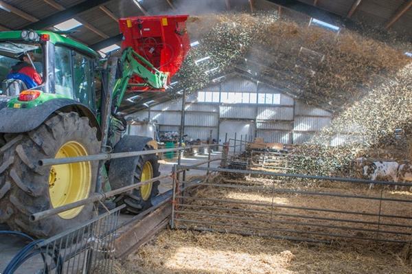 Grote foto skovbo stroverdeler straw blower strohverteiler agrarisch algemeen