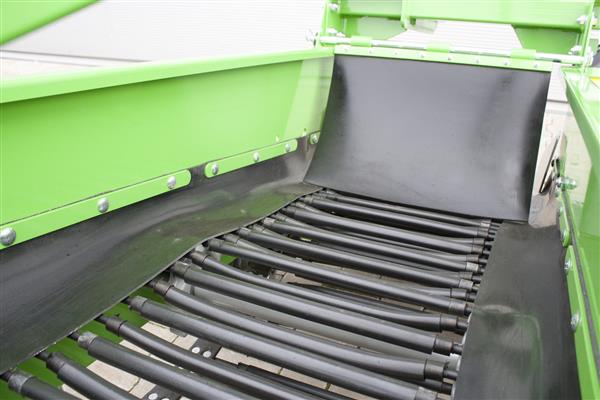 Grote foto bomet aardappelrooier 1 rij upus z656 agrarisch mechanisatie
