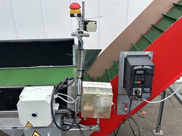 Grote foto aweta elevator opvoerband met rubberen vingers en trechter doe het zelf en verbouw afvalverwerking