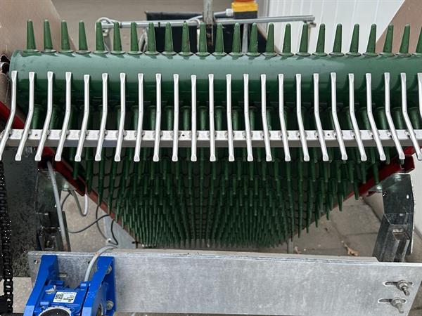 Grote foto aweta elevator opvoerband met rubberen vingers en trechter doe het zelf en verbouw afvalverwerking