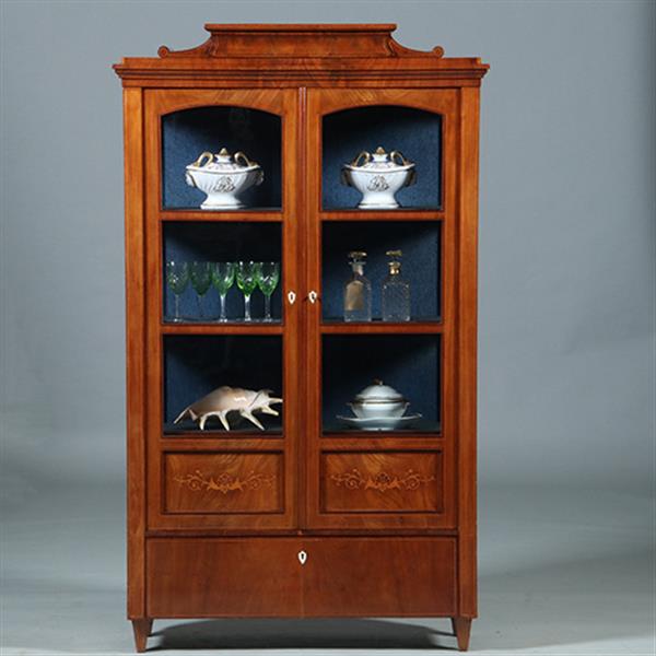 Grote foto zeer verfijnde vitrine met driezijdig glas en timpaanlade frankrijk ca 1825 fijn inlegwerk no.2606 antiek en kunst stoelen en banken