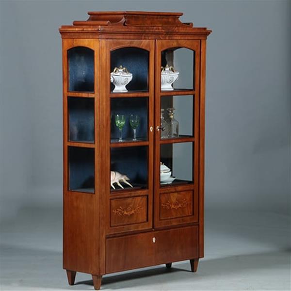 Grote foto zeer verfijnde vitrine met driezijdig glas en timpaanlade frankrijk ca 1825 fijn inlegwerk no.2606 antiek en kunst stoelen en banken