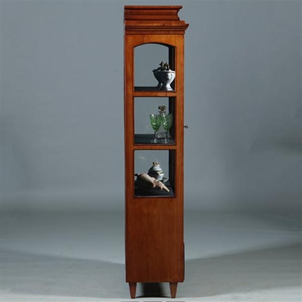 Grote foto zeer verfijnde vitrine met driezijdig glas en timpaanlade frankrijk ca 1825 fijn inlegwerk no.2606 antiek en kunst stoelen en banken