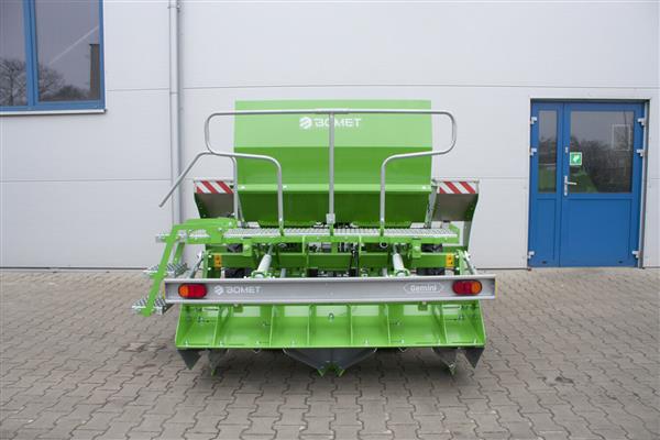 Grote foto bomet aardappelpootmachine 2 rijen gemini agrarisch mechanisatie