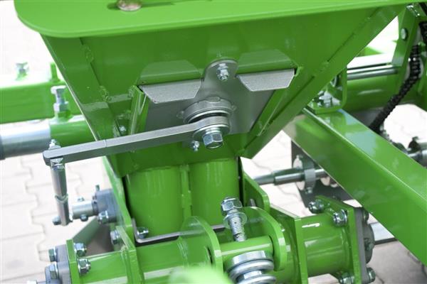 Grote foto bomet aardappelpootmachine 2 rijen gemini agrarisch mechanisatie