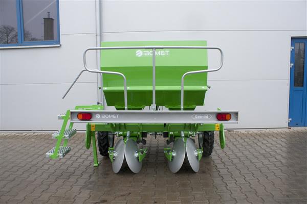 Grote foto bomet aardappelpootmachine 2 rijen gemini agrarisch mechanisatie