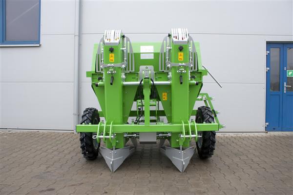 Grote foto bomet aardappelpootmachine 2 rijen gemini agrarisch mechanisatie