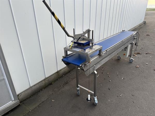 Grote foto snijmachine voor het snijden van vierkante blokken 5x5 cm met transportband agrarisch tuinbouw