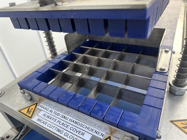 Grote foto snijmachine voor het snijden van vierkante blokken 5x5 cm met transportband agrarisch tuinbouw