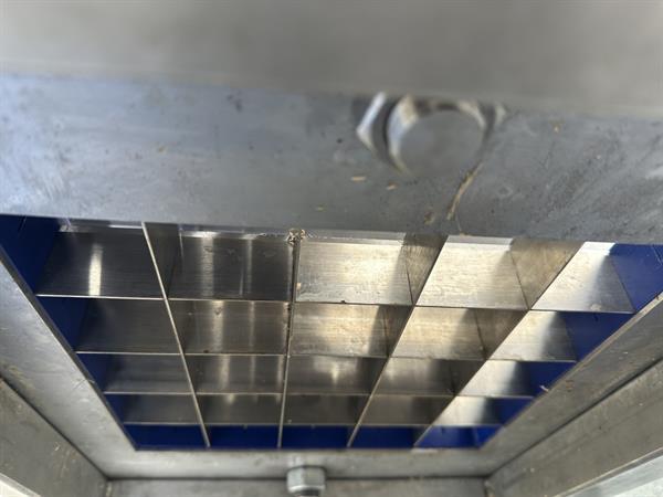 Grote foto snijmachine voor het snijden van vierkante blokken 5x5 cm met transportband agrarisch tuinbouw