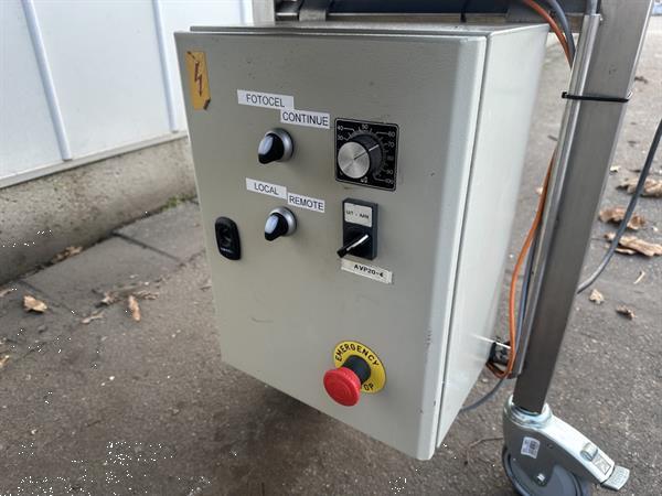 Grote foto snijmachine voor het snijden van vierkante blokken 5x5 cm met transportband agrarisch tuinbouw