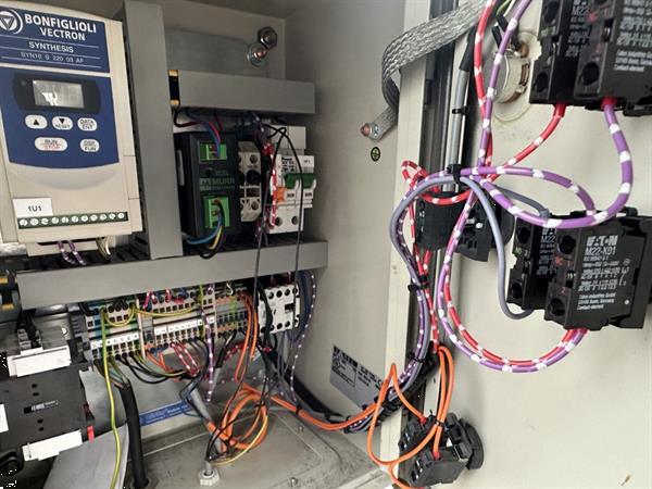 Grote foto snijmachine voor het snijden van vierkante blokken 5x5 cm met transportband agrarisch tuinbouw
