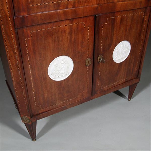 Grote foto neoclassicistische secretaire met blauw wit en wit biscuit ca. 1790 no.260645 antiek en kunst overige in antiek gebruiksvoorwerpen