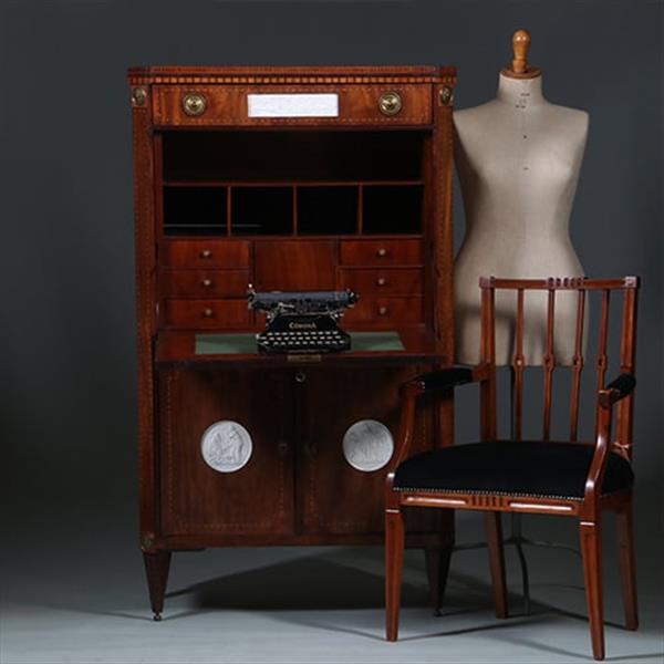 Grote foto neoclassicistische secretaire met blauw wit en wit biscuit ca. 1790 no.260645 antiek en kunst overige in antiek gebruiksvoorwerpen