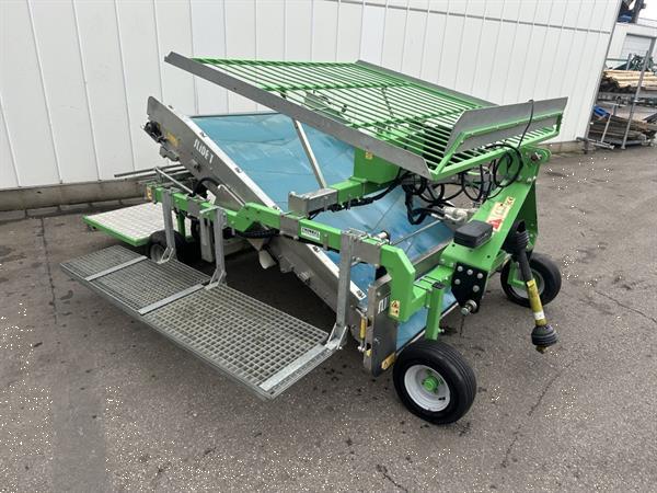 Grote foto hortech slide t 150 oogstmachine getrokken door de tractor voor de oogst van babyblad agrarisch oogstmachines