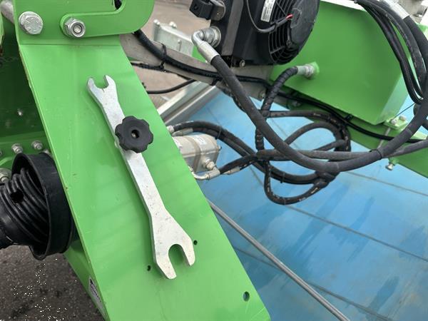 Grote foto hortech slide t 150 oogstmachine getrokken door de tractor voor de oogst van babyblad agrarisch oogstmachines