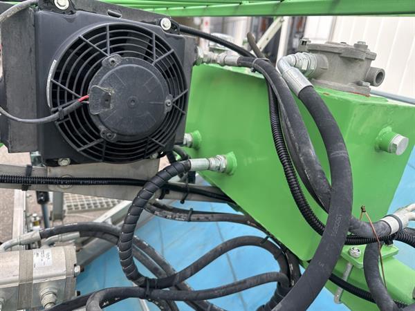 Grote foto hortech slide t 150 oogstmachine getrokken door de tractor voor de oogst van babyblad agrarisch oogstmachines