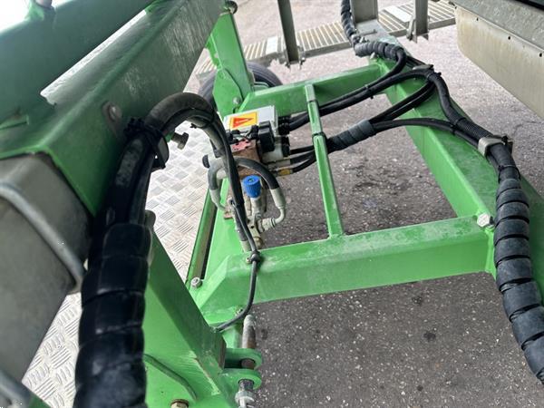 Grote foto hortech slide t 150 oogstmachine getrokken door de tractor voor de oogst van babyblad agrarisch oogstmachines