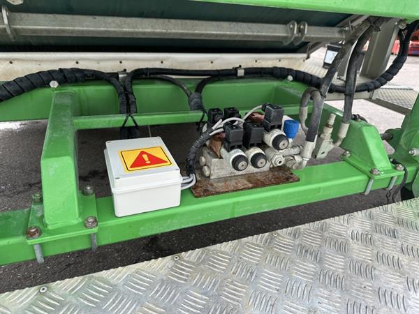 Grote foto hortech slide t 150 oogstmachine getrokken door de tractor voor de oogst van babyblad agrarisch oogstmachines