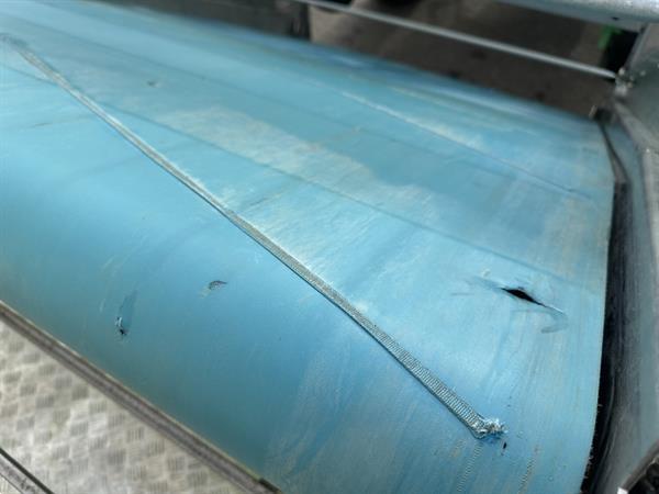 Grote foto hortech slide t 150 oogstmachine getrokken door de tractor voor de oogst van babyblad agrarisch oogstmachines