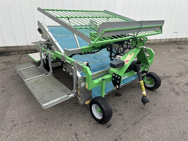 Grote foto hortech slide t 150 oogstmachine getrokken door de tractor voor de oogst van babyblad agrarisch oogstmachines