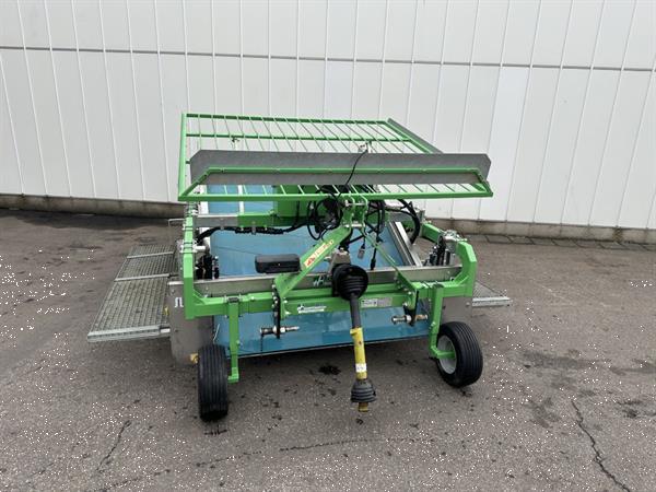 Grote foto hortech slide t 150 oogstmachine getrokken door de tractor voor de oogst van babyblad agrarisch oogstmachines