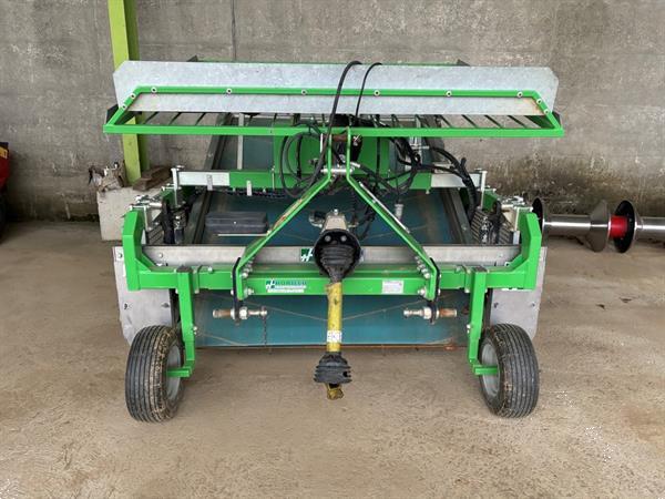Grote foto hortech slide t 150 oogstmachine getrokken door de tractor voor de oogst van babyblad agrarisch oogstmachines