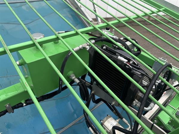 Grote foto hortech slide t 150 oogstmachine getrokken door de tractor voor de oogst van babyblad agrarisch oogstmachines