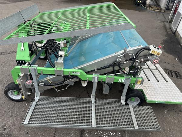 Grote foto hortech slide t 150 oogstmachine getrokken door de tractor voor de oogst van babyblad agrarisch oogstmachines