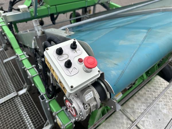 Grote foto hortech slide t 150 oogstmachine getrokken door de tractor voor de oogst van babyblad agrarisch oogstmachines
