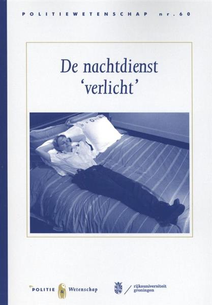 Grote foto de nachtdienst verlicht politiewetenschap 60 boeken politiek en maatschappij