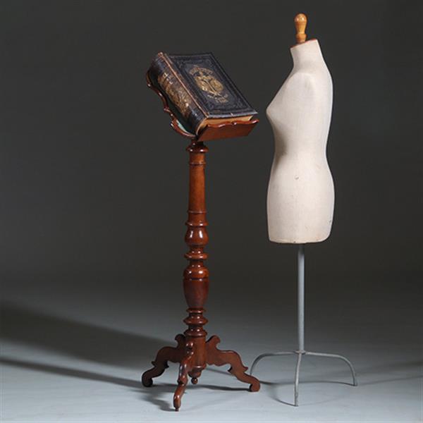 Grote foto essenhouten lezenaar of bijbelstandaard ca 1890 het blad geschulpt en met leer belegd. no.260625 antiek en kunst stoelen en banken