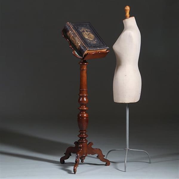 Grote foto essenhouten lezenaar of bijbelstandaard ca 1890 het blad geschulpt en met leer belegd. no.260625 antiek en kunst stoelen en banken