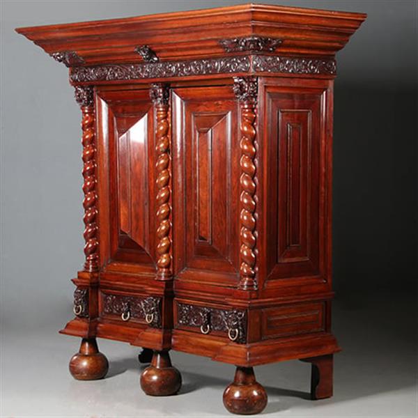 Grote foto imposante garderobekast of kapstok met deuren in gebruik hollands ca 1700 no.932305 antiek en kunst stoelen en banken