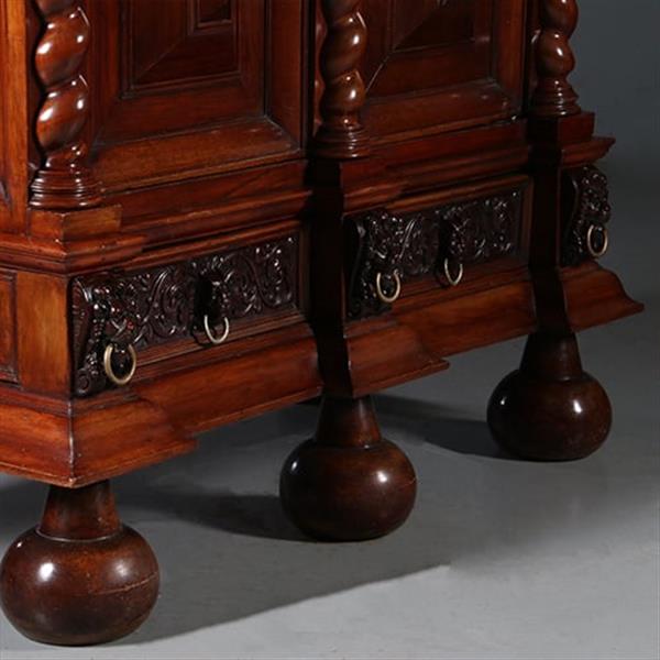 Grote foto imposante garderobekast of kapstok met deuren in gebruik hollands ca 1700 no.932305 antiek en kunst stoelen en banken