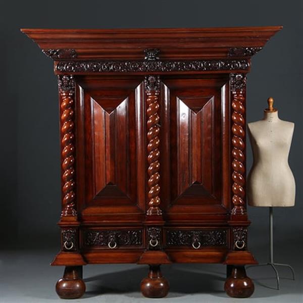 Grote foto imposante garderobekast of kapstok met deuren in gebruik hollands ca 1700 no.932305 antiek en kunst stoelen en banken