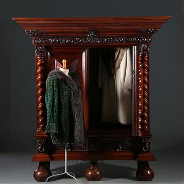 Grote foto imposante garderobekast of kapstok met deuren in gebruik hollands ca 1700 no.932305 antiek en kunst stoelen en banken